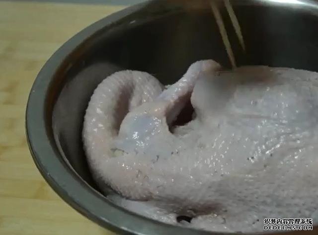 一整只雞丟進(jìn)電飯煲，不加水不用油，鮮嫩多汁，營(yíng)養(yǎng)美味又簡(jiǎn)單