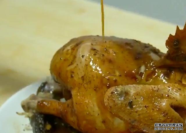 一整只雞丟進(jìn)電飯煲，不加水不用油，鮮嫩多汁，營(yíng)養(yǎng)美味又簡(jiǎn)單