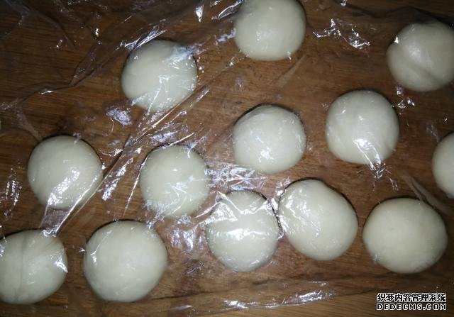 一碗面粉，一把芝麻，老婆餅在家做，不出門也能吃到，酥到掉渣