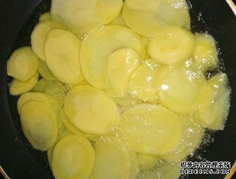 家庭炸薯片，成本不到2塊錢(qián)，金黃酥脆好吃還衛(wèi)生，學(xué)會(huì)不用買(mǎi)了