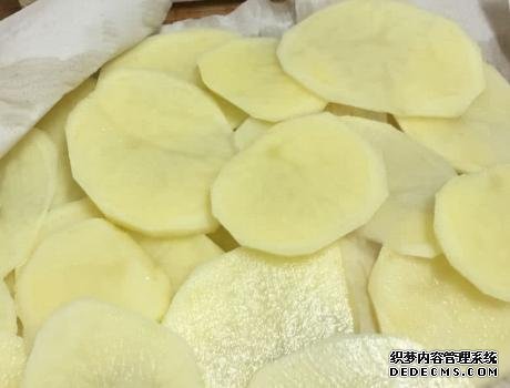 家庭炸薯片，成本不到2塊錢(qián)，金黃酥脆好吃還衛(wèi)生，學(xué)會(huì)不用買(mǎi)了