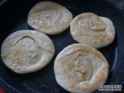 剩下的餃子皮不要扔，做成醬香濃郁的醬香餅，不用和面一次就成功