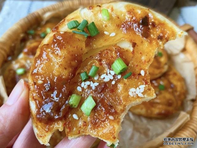 剩下的餃子皮不要扔，做成醬香濃郁的醬香餅，不用和面一次就成功