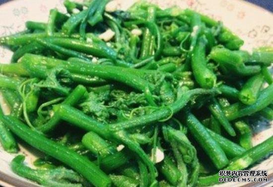 美食推薦：蒜香瓜藤、醬油炒木耳、菠菜炒肥牛、腐竹排骨湯的做法