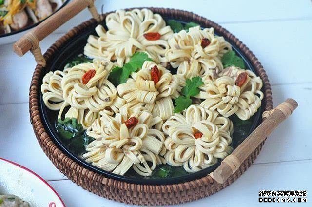 美食推薦：豆皮開花卷，豆腐燜茄子，絲瓜炒豆腐，海鮮菇蒸腐竹