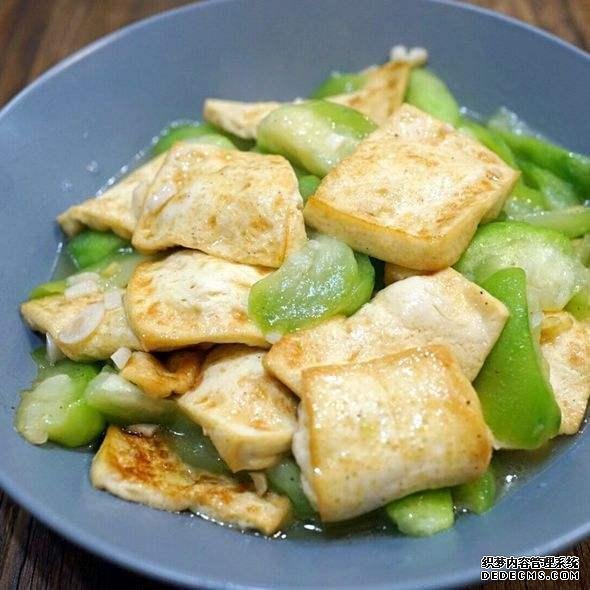 美食推薦：豆皮開花卷，豆腐燜茄子，絲瓜炒豆腐，海鮮菇蒸腐竹