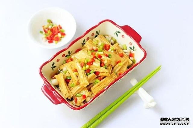 美食推薦：豆皮開花卷，豆腐燜茄子，絲瓜炒豆腐，海鮮菇蒸腐竹