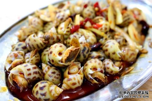 大連大嬸開醬燜小海鮮店，一開門就有人來排隊(duì)，食客：奔著醬料來