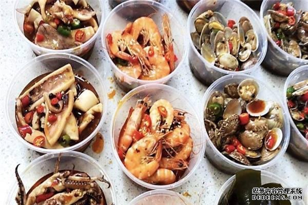 大連大嬸開醬燜小海鮮店，一開門就有人來排隊(duì)，食客：奔著醬料來