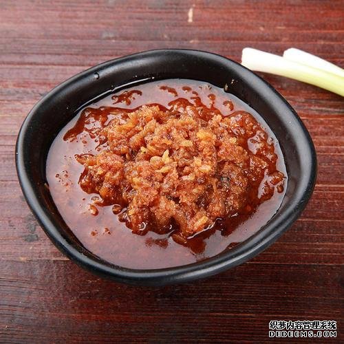 大連大嬸開醬燜小海鮮店，一開門就有人來排隊(duì)，食客：奔著醬料來