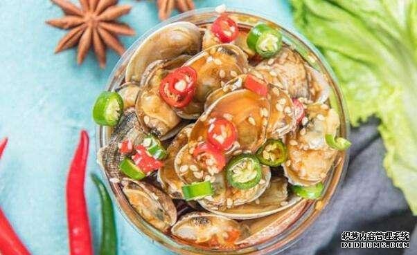 大連大嬸開醬燜小海鮮店，一開門就有人來排隊(duì)，食客：奔著醬料來