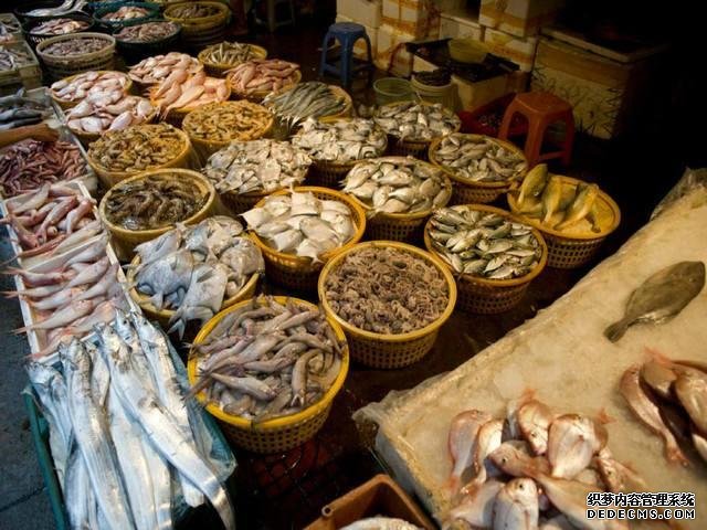 大連大嬸開醬燜小海鮮店，一開門就有人來排隊(duì)，食客：奔著醬料來
