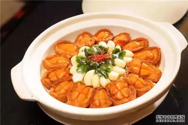 舌尖上的誘惑：生焗鮮鮑仔、椒鹽小土豆、臘香鍋巴，值得推薦