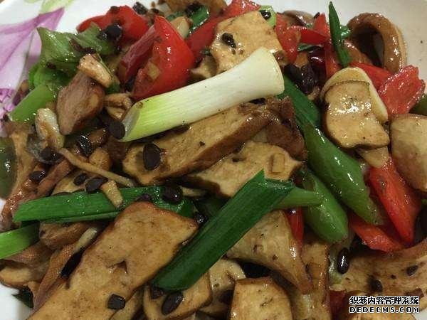 香菇片炒五花肉，尖椒青蒜香干，春筍魚片這幾道家常菜的做法