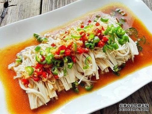香菜爆豬肝，剁椒梅鱭魚(yú)干，蕃茄魚(yú)片這幾道家常菜的做法