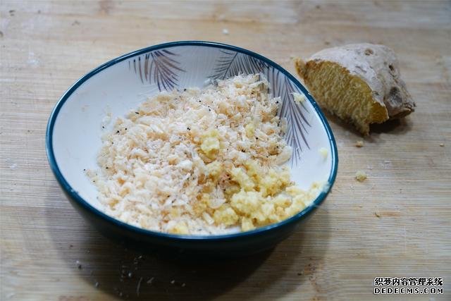 炒雞蛋，多加幾味料變螃蟹味，家人吃上癮的“賽螃蟹”，超下飯