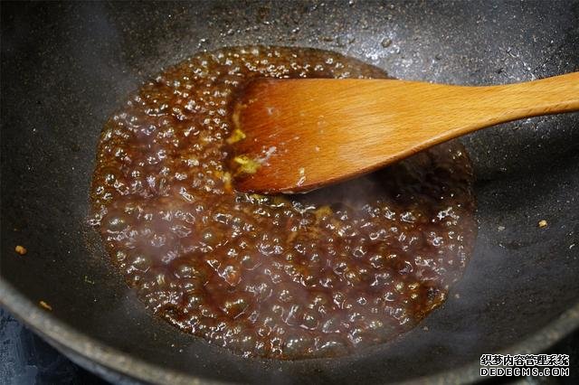 炒雞蛋，多加幾味料變螃蟹味，家人吃上癮的“賽螃蟹”，超下飯