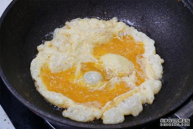 炒雞蛋，多加幾味料變螃蟹味，家人吃上癮的“賽螃蟹”，超下飯