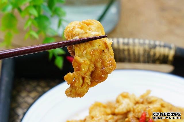 炒雞蛋，多加幾味料變螃蟹味，家人吃上癮的“賽螃蟹”，超下飯