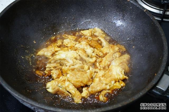 炒雞蛋，多加幾味料變螃蟹味，家人吃上癮的“賽螃蟹”，超下飯