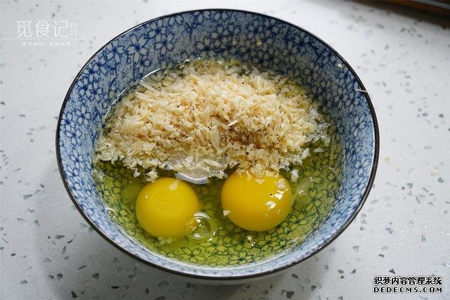 炒雞蛋，多加幾味料變螃蟹味，家人吃上癮的“賽螃蟹”，超下飯