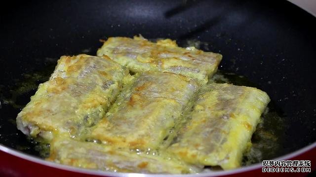 煎帶魚，加一種特別的調(diào)料，外酥里嫩，香得讓隔壁孩子饞哭了