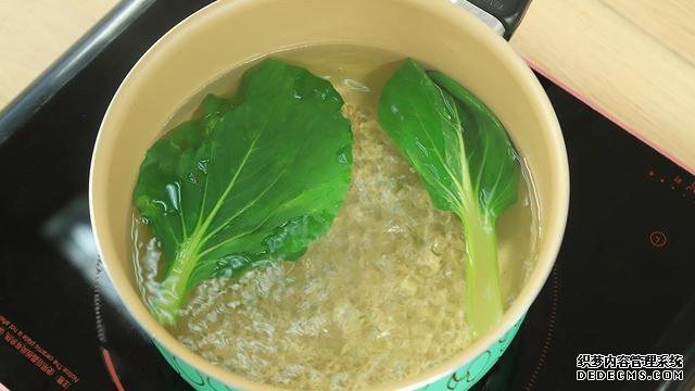 賽螃蟹炒飯?jiān)趺醋觯坎挥皿π范盟?，米粒金黃又圓潤(rùn)