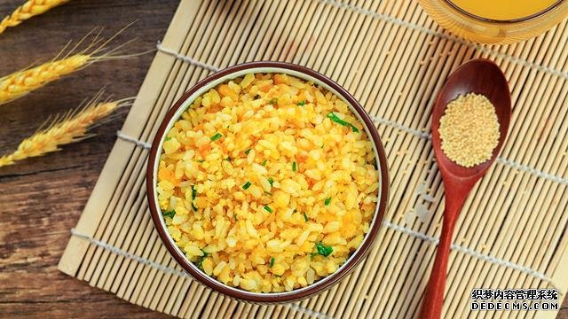 賽螃蟹炒飯?jiān)趺醋?？不用螃蟹而用它，米粒金黃又圓潤(rùn)