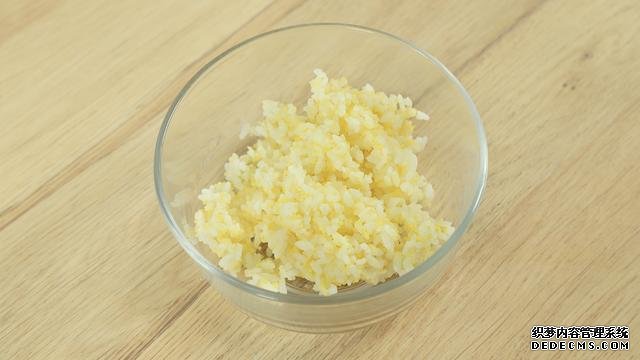 賽螃蟹炒飯?jiān)趺醋?？不用螃蟹而用它，米粒金黃又圓潤(rùn)