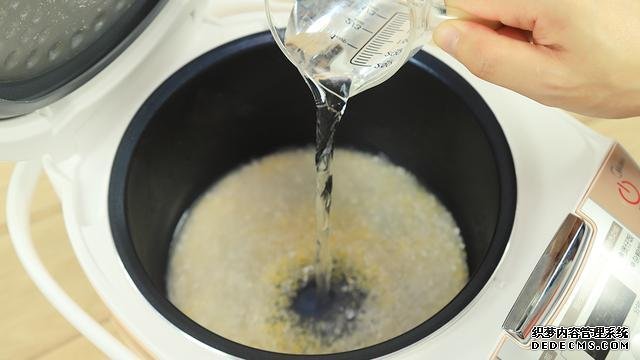 賽螃蟹炒飯?jiān)趺醋觯坎挥皿π范盟?，米粒金黃又圓潤(rùn)