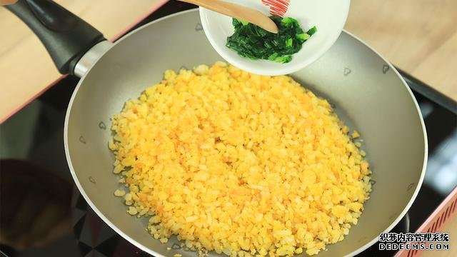 賽螃蟹炒飯?jiān)趺醋觯坎挥皿π范盟?，米粒金黃又圓潤(rùn)