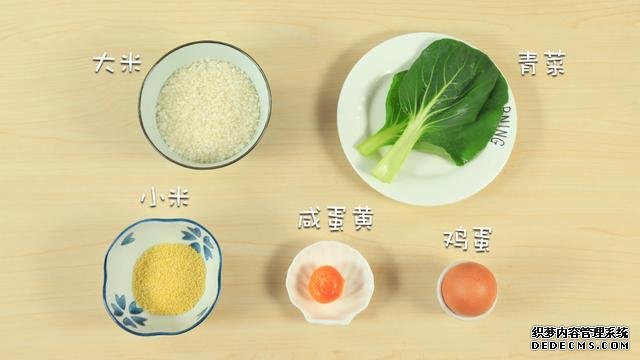 賽螃蟹炒飯?jiān)趺醋觯坎挥皿π范盟?，米粒金黃又圓潤(rùn)