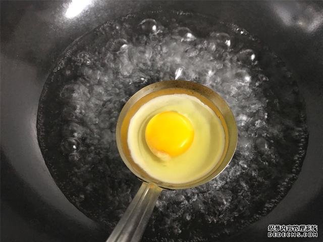 水煮荷包蛋，冷水下鍋還是開水下鍋？學(xué)會這三招，雞蛋圓嫩不散