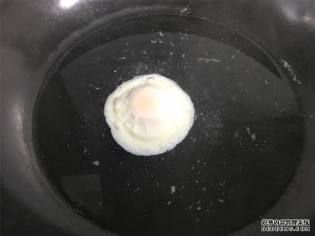 水煮荷包蛋，冷水下鍋還是開水下鍋？學(xué)會這三招，雞蛋圓嫩不散