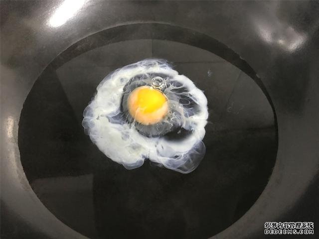 水煮荷包蛋，冷水下鍋還是開水下鍋？學(xué)會這三招，雞蛋圓嫩不散