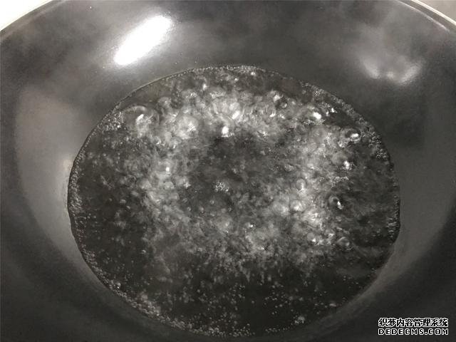 水煮荷包蛋，冷水下鍋還是開水下鍋？學(xué)會這三招，雞蛋圓嫩不散