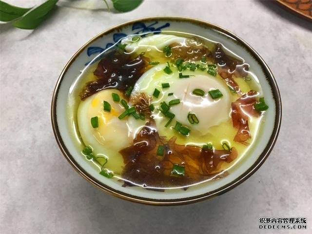 水煮荷包蛋，冷水下鍋還是開水下鍋？學(xué)會這三招，雞蛋圓嫩不散
