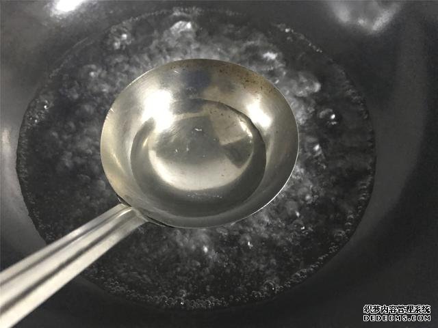 水煮荷包蛋，冷水下鍋還是開水下鍋？學(xué)會這三招，雞蛋圓嫩不散