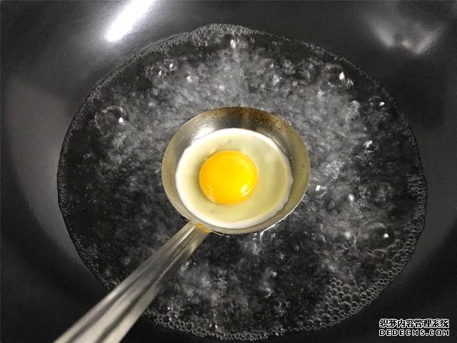 水煮荷包蛋，冷水下鍋還是開水下鍋？學(xué)會這三招，雞蛋圓嫩不散