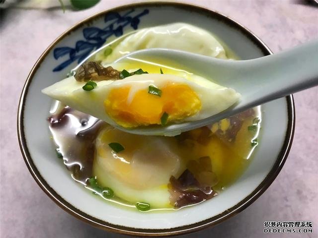 水煮荷包蛋，冷水下鍋還是開水下鍋？學(xué)會這三招，雞蛋圓嫩不散