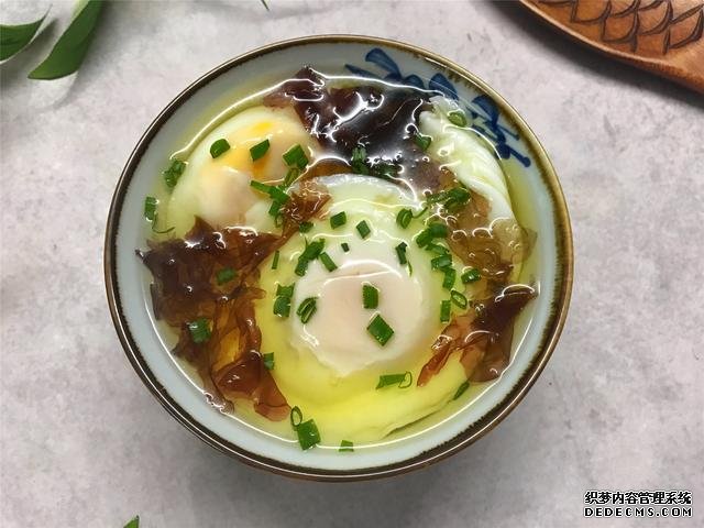 水煮荷包蛋，冷水下鍋還是開水下鍋？學(xué)會這三招，雞蛋圓嫩不散