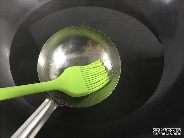 水煮荷包蛋，冷水下鍋還是開水下鍋？學(xué)會這三招，雞蛋圓嫩不散