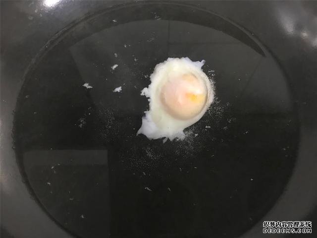 水煮荷包蛋，冷水下鍋還是開水下鍋？學(xué)會這三招，雞蛋圓嫩不散
