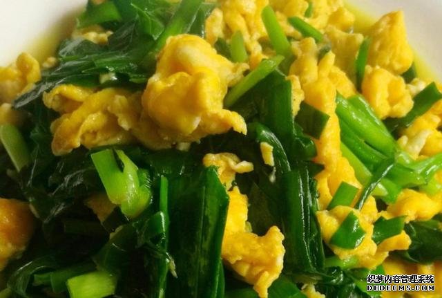 韭菜炒雞蛋，到底是分開炒還是一起炒，學(xué)會方法，韭菜翠綠還不老