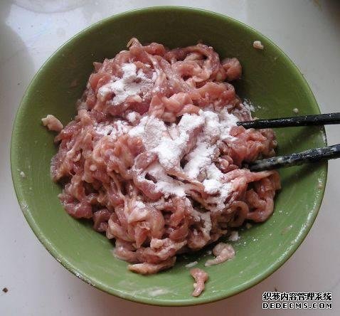 家庭版自制水煮肉，肉嫩軟滑，麻辣鮮香，每次做都不夠吃