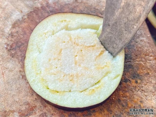 茄子不要用來(lái)炒和燉，香煎茄子煲口感嫩軟濃香，是老少皆宜的菜品