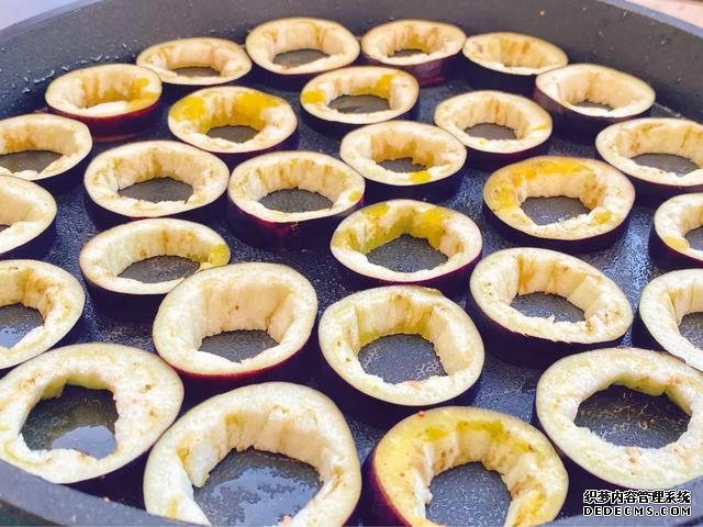 茄子不要用來(lái)炒和燉，香煎茄子煲口感嫩軟濃香，是老少皆宜的菜品