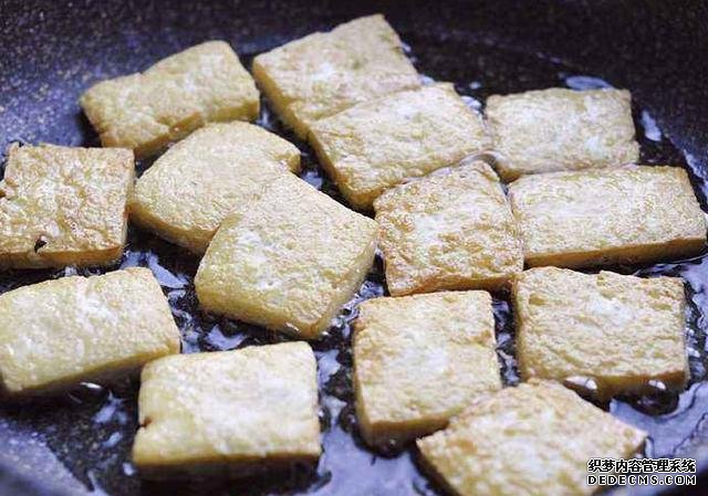 西蘭花和豆腐的口感都特鮮嫩，做上一鍋，一家人吃著美滋滋