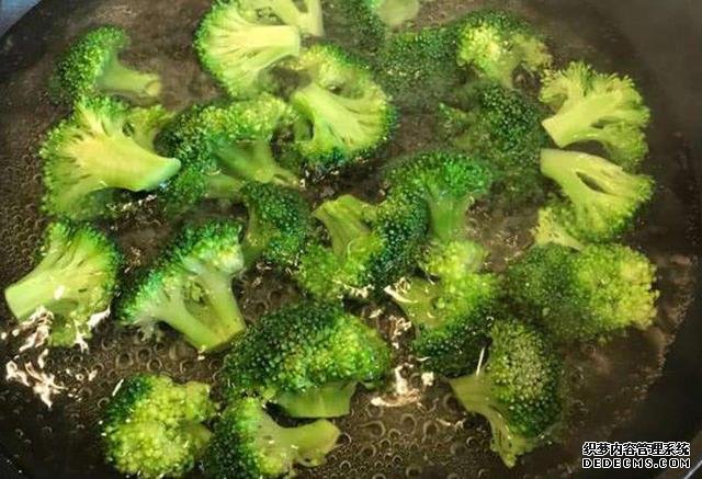 西蘭花和豆腐的口感都特鮮嫩，做上一鍋，一家人吃著美滋滋