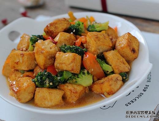 西蘭花和豆腐的口感都特鮮嫩，做上一鍋，一家人吃著美滋滋